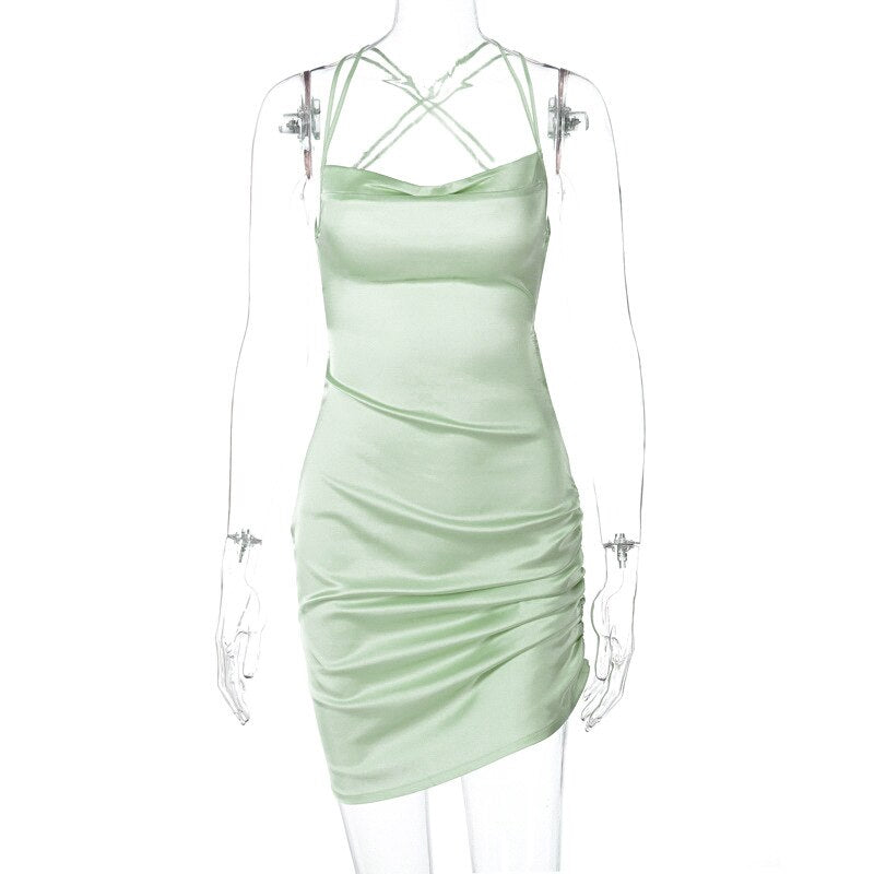 Grünes Satin-Minikleid mit Spaghettiträgern, figurbetont, elegant, Damenmode.