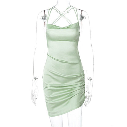 Grünes Satin-Minikleid mit Spaghettiträgern, figurbetont, elegant, Damenmode.