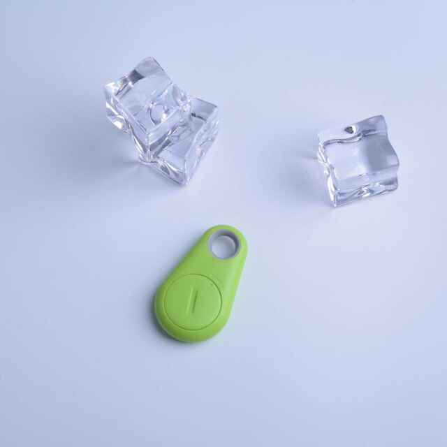 Grüner Schlüsselanhänger-Tracker auf weißem Hintergrund mit zwei transparenten Eiswürfeln.