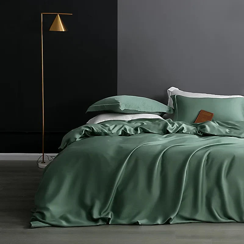 Grünes Seidenbettwäsche-Set mit Kissen und Decke, luxuriöses Schlafzimmerdekor.