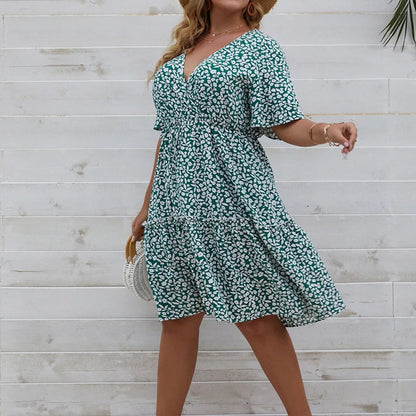 Grünes Sommerkleid mit weißem Blumenmuster, V-Ausschnitt, Damenmode, Freizeitkleidung.