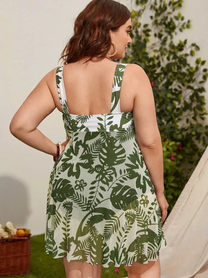 Frau im grünen, ärmellosen Sommerkleid mit tropischem Muster, Rückansicht, draußen.