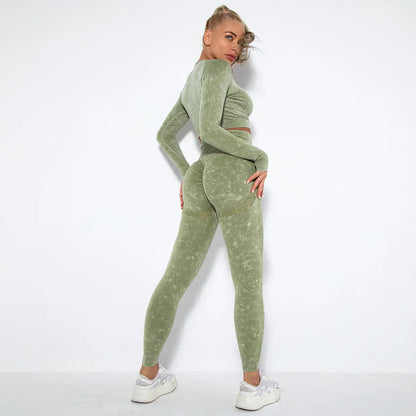 Frau in grünem Sportanzug, nahtlose Leggings, Fitnessmode, Rückansicht, weiße Turnschuhe.