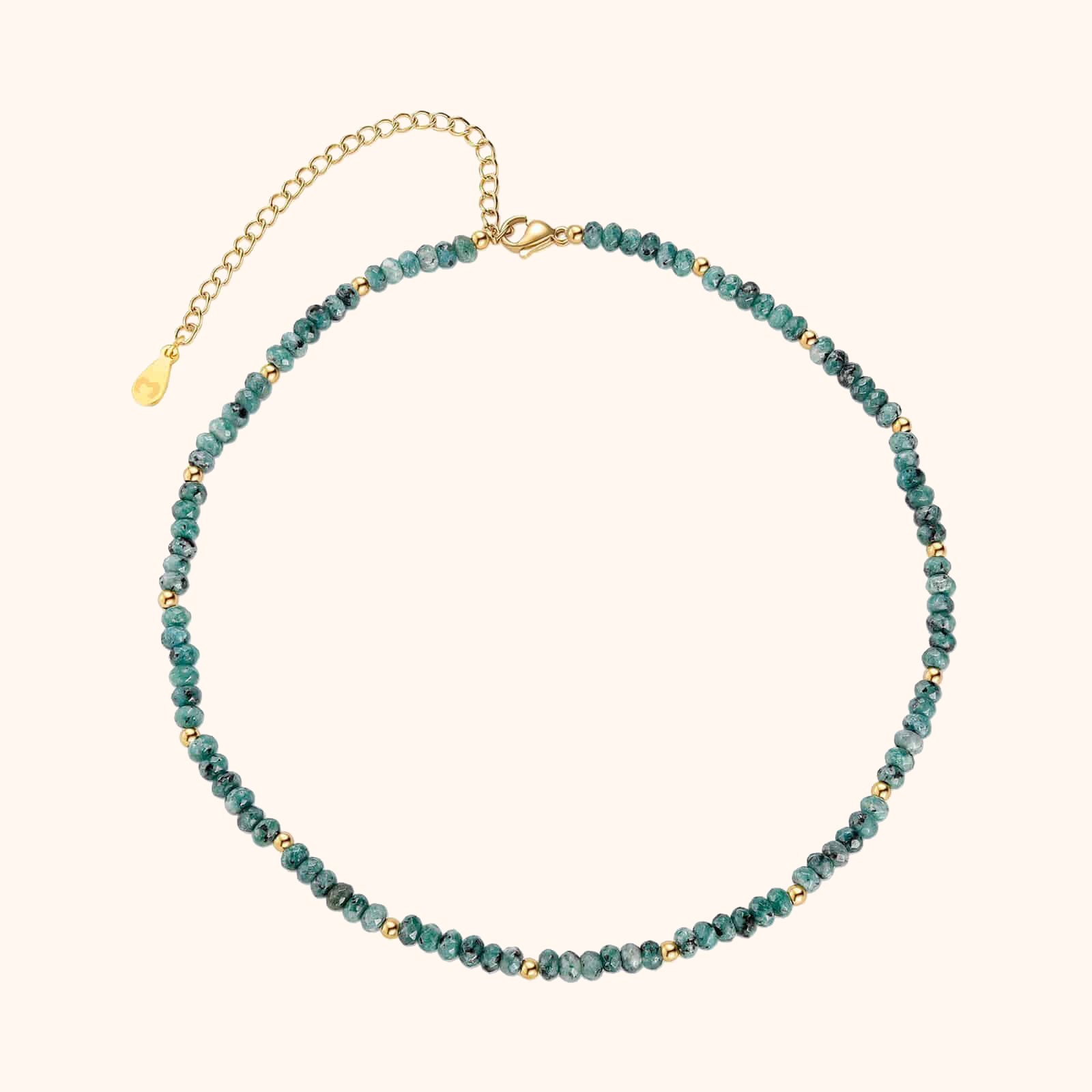Smaragdgrüne Perlenkette mit goldenen Akzenten, verstellbar, eleganter Schmuck für Damen.