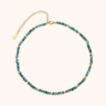 Smaragdgrüne Perlenkette mit goldenen Akzenten, verstellbar, eleganter Schmuck für Damen.