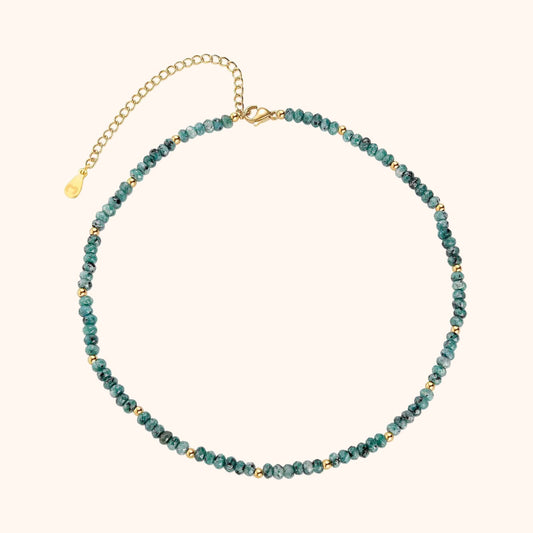 Smaragdgrüne Perlenkette mit goldenen Akzenten, verstellbar, eleganter Schmuck für Damen.