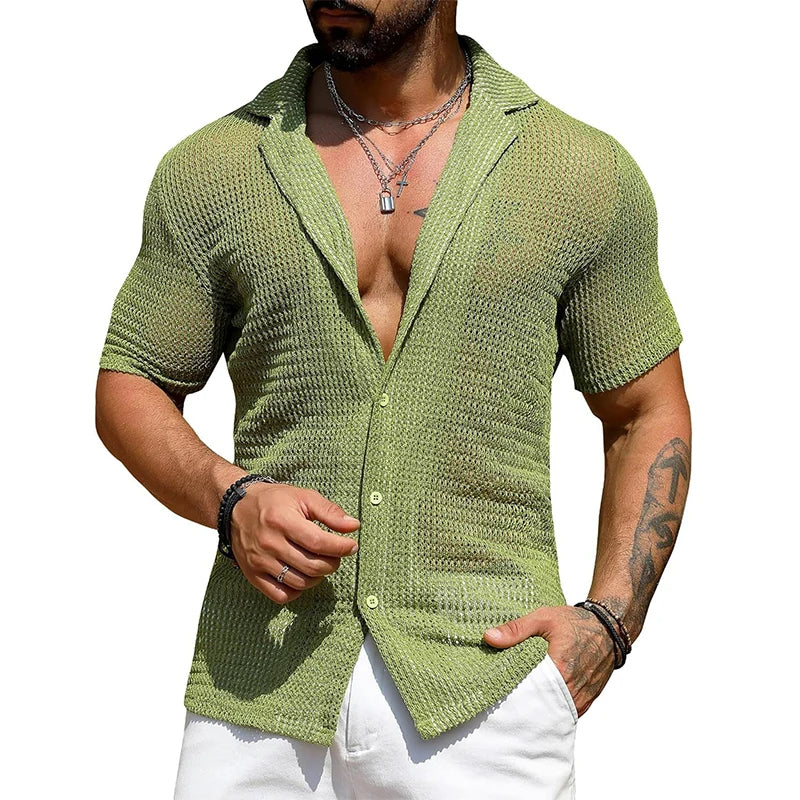 Mann in grünem Strickhemd, kurzärmelig, mit Knöpfen, modisch, Sommerkleidung, Freizeitlook.