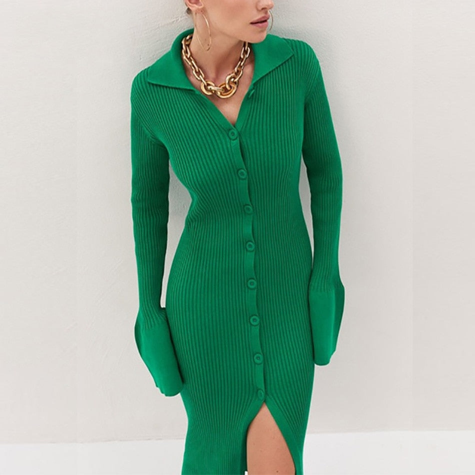Grünes Strickkleid mit Knopfleiste und Schlitz, Damenmode, elegantes Design, Herbstkleidung.