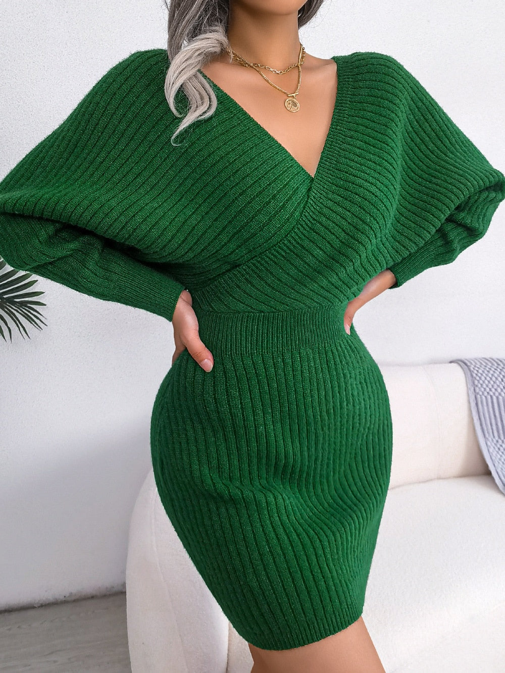 Grünes Strickkleid Damen, V-Ausschnitt, Langarm, figurbetont, modisch, elegant, Herbstmode.
