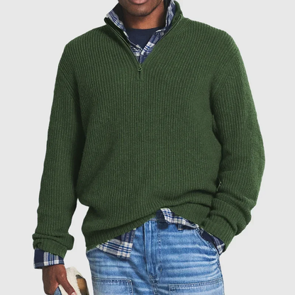 Mann in grünem Strickpullover mit Reißverschluss, kariertes Hemd, lässiger Look, Mode.