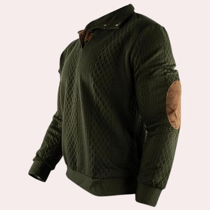 Grüner Herrenpullover mit Rautenstruktur und braunen Ellbogen-Patches, modisch und warm.