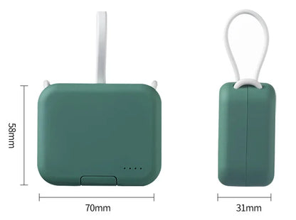Grüne tragbare Powerbank, rechteckig, mit Trageschlaufe, Maße 70x58x31mm.