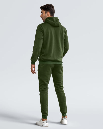 Mann in grünem Hoodie und Jogginghose, Rückansicht, Freizeitmode, sportlich, bequem.