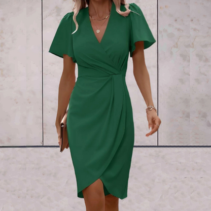 Frau in grünem Wickelkleid, elegantes Design, Sommermode, Damenbekleidung, stilvoll.