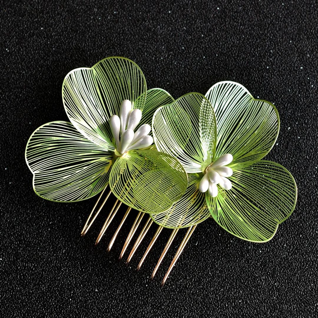 Grüner Haarkamm mit filigranen Blumen, handgefertigt, elegantes Accessoire für Hochzeiten.