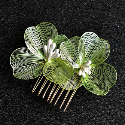 Grüner Haarkamm mit filigranen Blumen, handgefertigt, elegantes Accessoire für Hochzeiten.