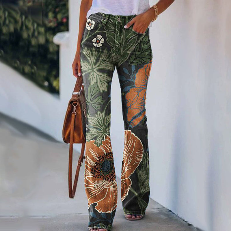 Frau in grüner Schlaghose mit Blumenmuster, braune Tasche, lässiger Stil, Sommermode.