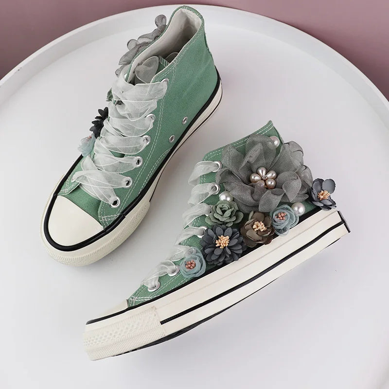 Grüne High-Top-Sneaker mit Blumenapplikationen, Damenmode, Freizeitschuhe, Stoff, trendy.