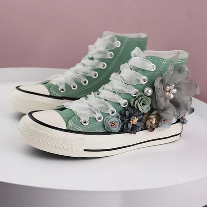Grüne High-Top-Sneaker mit Blumenapplikationen, Damenmode, Freizeitschuhe, stilvoll, modern.