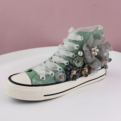Grüner High-Top-Sneaker mit Blumenapplikationen, Damenmode, trendige Freizeitschuhe.