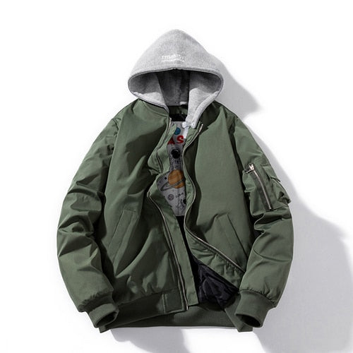 Grüne Bomberjacke mit grauer Kapuze, Reißverschluss, Herrenmode, lässig, Streetwear.