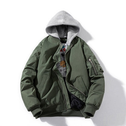 Grüne Bomberjacke mit grauer Kapuze, Reißverschluss, Herrenmode, lässig, Streetwear.
