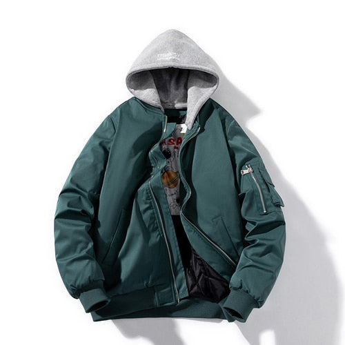 Grüne Bomberjacke mit grauer Kapuze, Reißverschluss, Herrenmode, lässiger Stil.