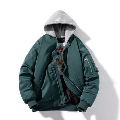 Grüne Bomberjacke mit grauer Kapuze, Reißverschluss, Herrenmode, lässiger Stil.