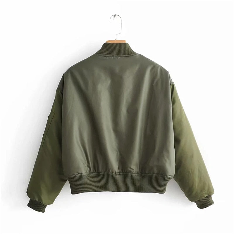 Grüne Bomberjacke aus Nylon, Unisex, modisch, Herbstmode, Rückansicht, lässiger Stil.