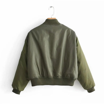 Grüne Bomberjacke aus Nylon, Unisex, modisch, Herbstmode, Rückansicht, lässiger Stil.