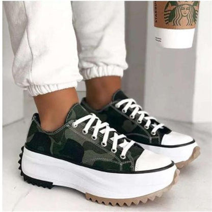 Grüne Camouflage-Sneaker mit Plateau, weiße Schnürsenkel, Damenmode, Freizeitschuhe.