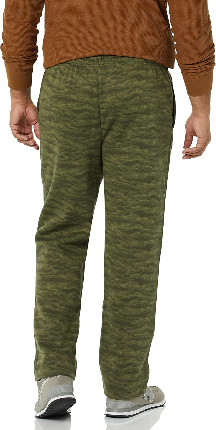 Mann in grüner Camouflage-Jogginghose, Rückansicht, Freizeitmode, bequem, sportlich.