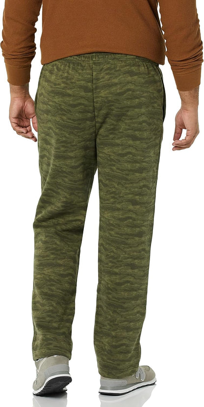 Mann in grüner Camouflage-Jogginghose, Rückansicht, Freizeitmode, bequem, sportlich.