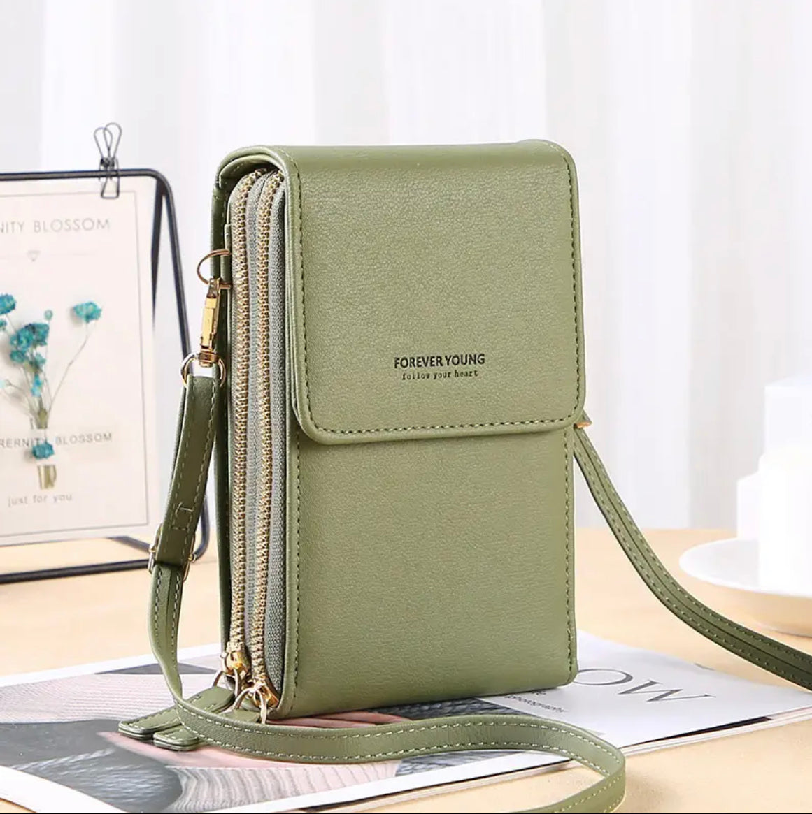Grüne Damenhandtasche aus Leder mit Schulterriemen, modisch, elegant, vielseitig.