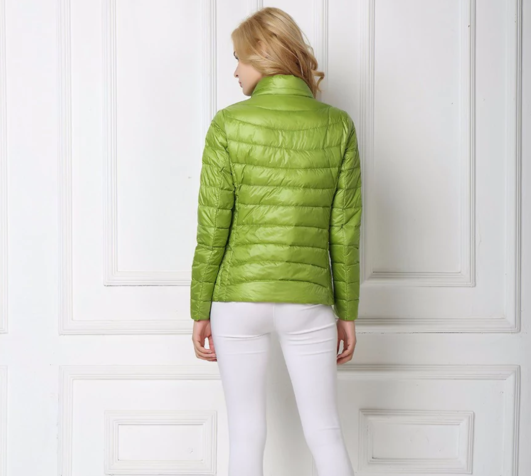 Frau in grüner Daunenjacke, Rückansicht, weiße Hose, modisch, Winterbekleidung, Damenmode