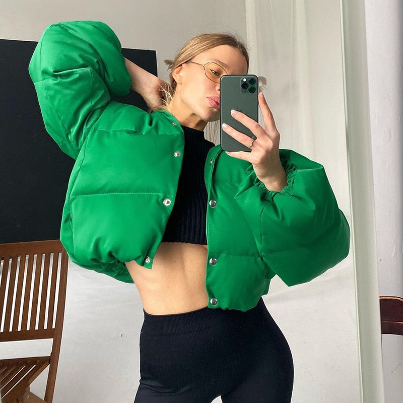 Frau in grüner Daunenjacke, Selfie, modisch, Winterkleidung, trendig, Indoor, Smartphone