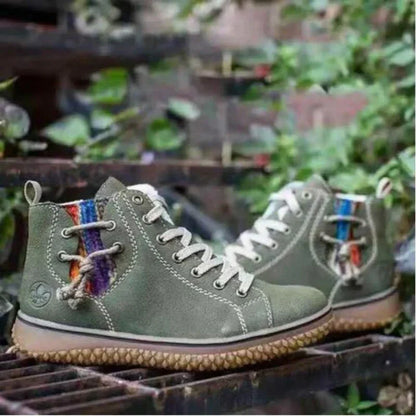 Grüne Damen-Sneaker aus Leder mit bunter Schnürung, ideal für Outdoor-Aktivitäten.