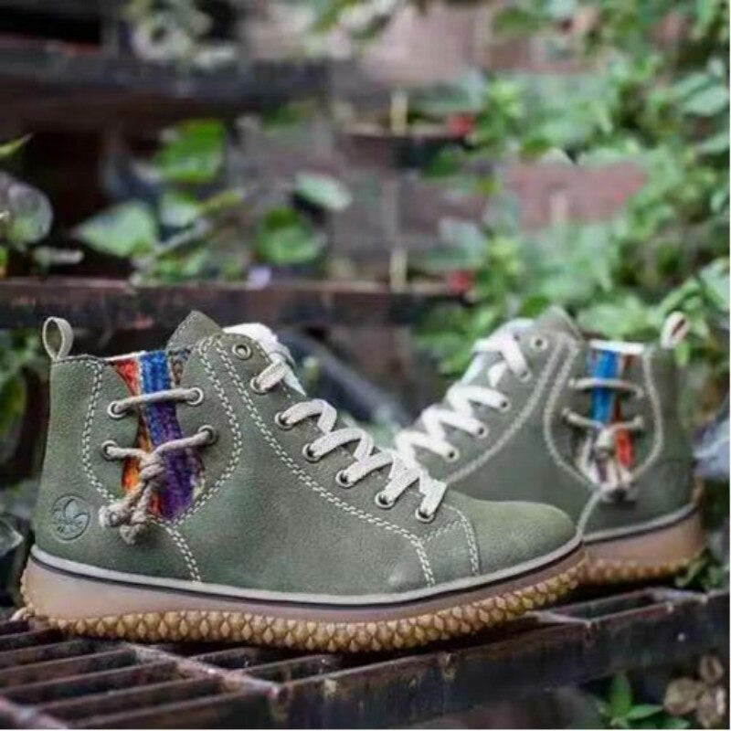 Grüne Damen-Sneaker aus Leder mit bunter Verzierung, bequeme Freizeitschuhe.