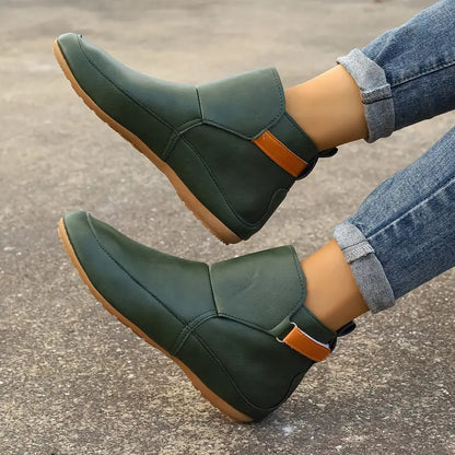 Grüne Damenstiefeletten aus Leder, lässig, mit braunem Detail, ideal für Herbstmode.