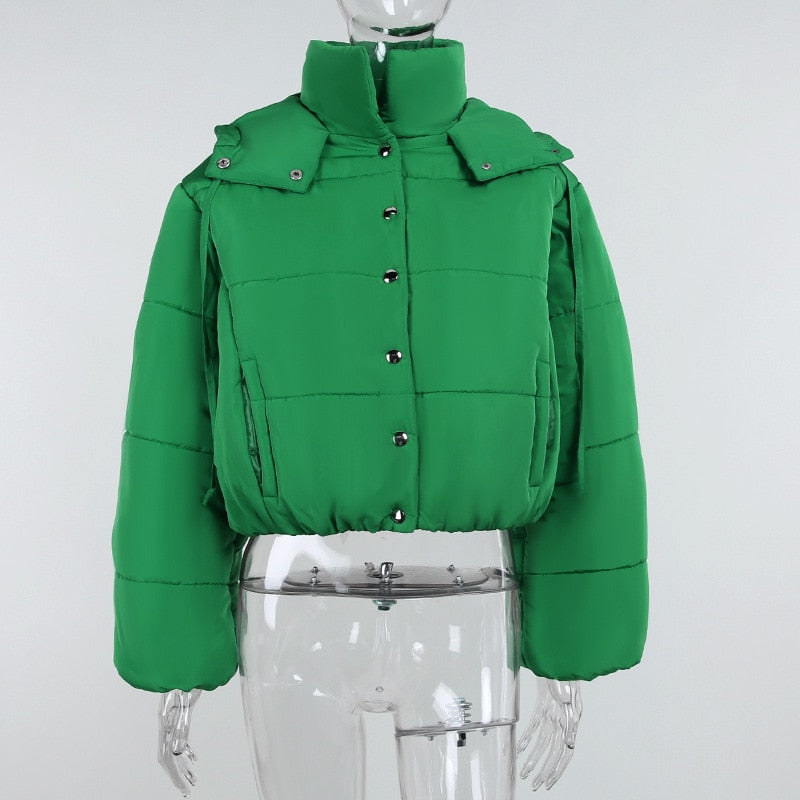 Grüne Damen-Daunenjacke, Stehkragen, Knopfleiste, Wintermode, warm, stylisch.