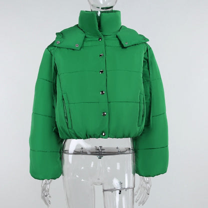 Grüne Damen-Daunenjacke, Stehkragen, Knopfleiste, Wintermode, warm, stylisch.