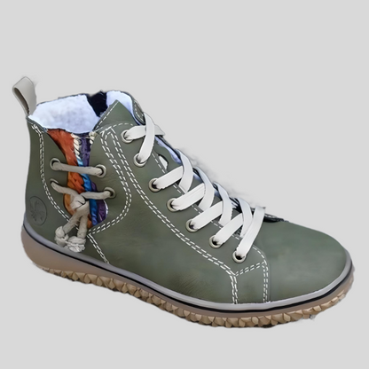 Grüner Damen-Sneaker aus Leder mit bunter Verzierung und weißer Sohle, modisch und bequem.