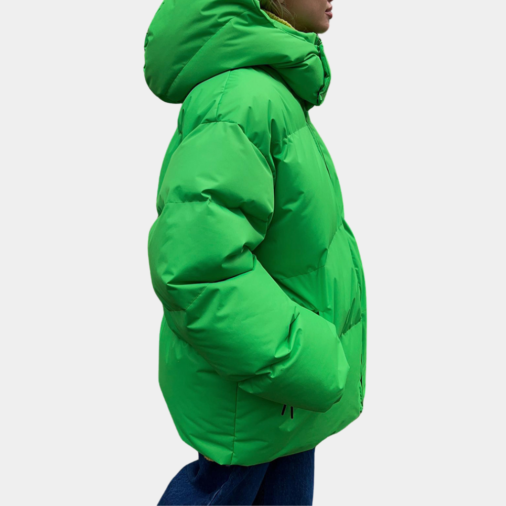 Grüne Daunenjacke mit Kapuze, Damenmode, Winterjacke, warm, stilvoll, Outdoor-Bekleidung.