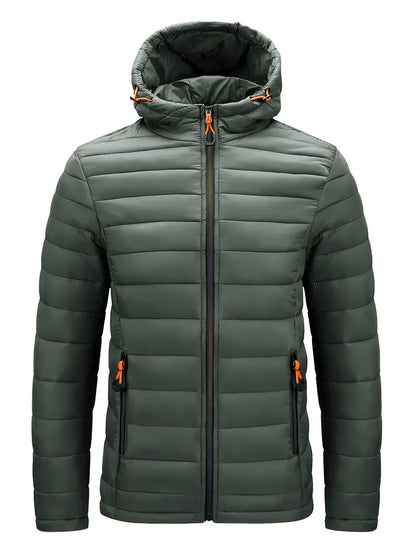 Grüne Steppjacke mit Kapuze, Reißverschlüssen und orangefarbenen Details für Herren.
