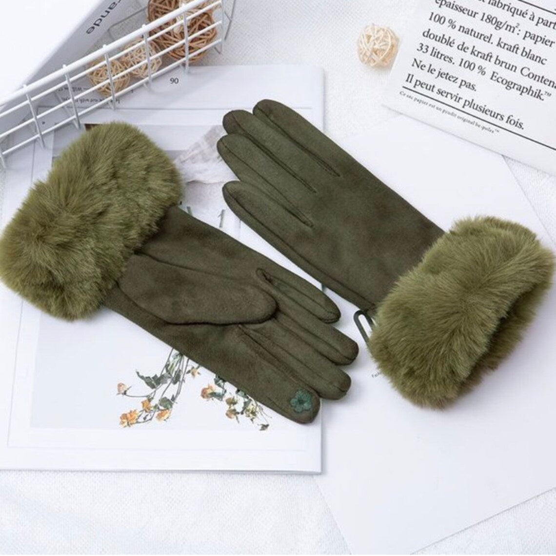Olivgrüne Damenhandschuhe mit Kunstfell, warm, elegant, Wintermode, Accessoire, stilvoll.