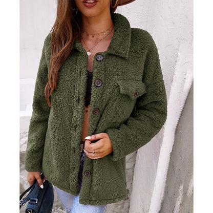 Grüne Damenjacke aus Fleece mit langen Ärmeln und Revers, lässiger Stil, Herbstmode.