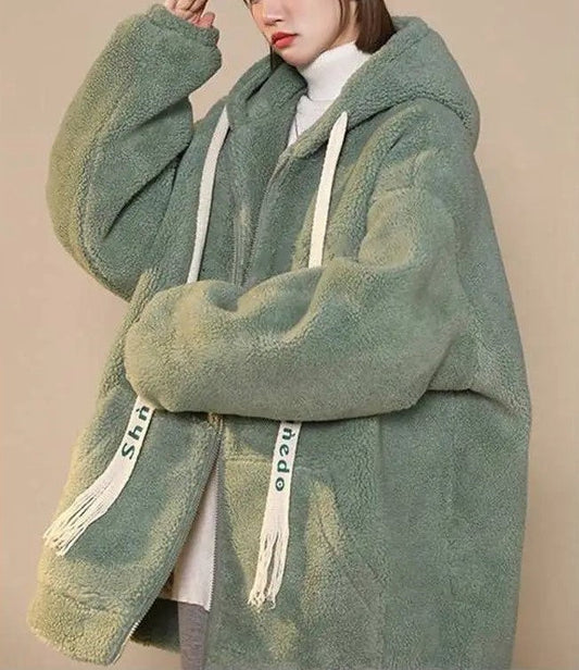 Flauschige grüne Oversize-Kapuzenjacke für Damen, warm, modisch, Winterbekleidung.