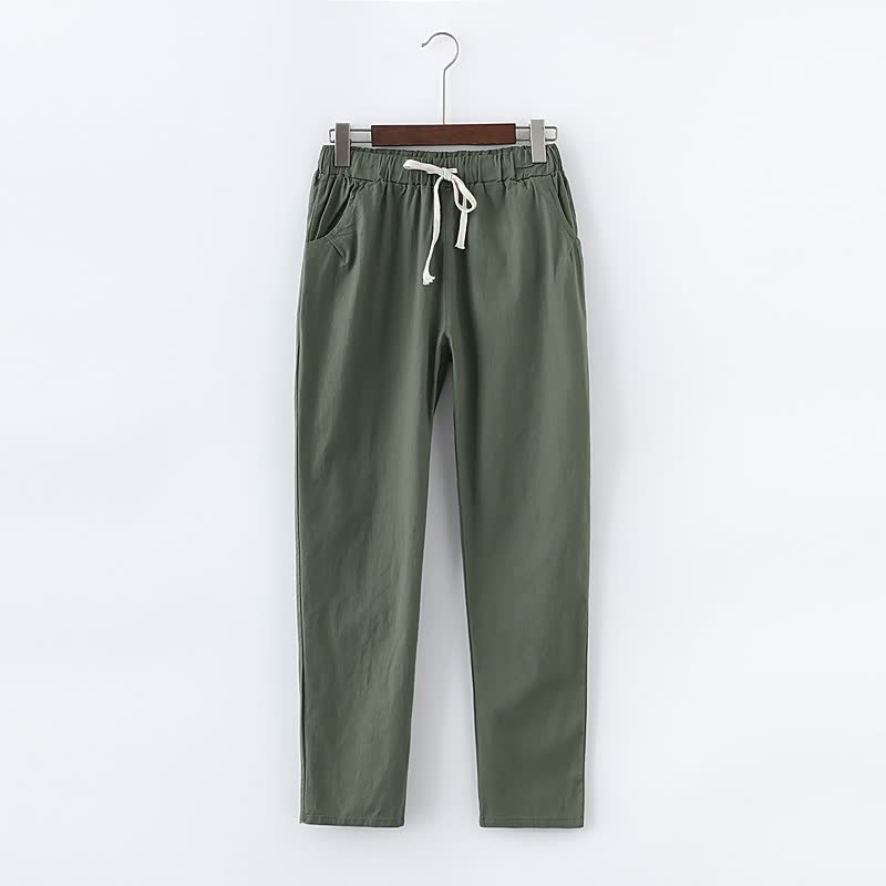 Grüne Jogginghose aus Baumwolle mit Kordelzug, bequem und modisch für Freizeitkleidung.