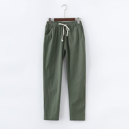 Grüne Jogginghose aus Baumwolle mit Kordelzug, bequem und modisch für Freizeitkleidung.
