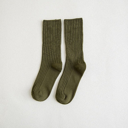 Olivgrüne, gerippte Socken aus Baumwolle, knielang, modisch und bequem für Damen und Herren.
